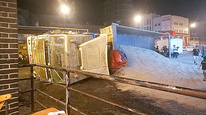 ​انقلاب شاحنة كبيرة في الشارع الرئيسي بالمعلا